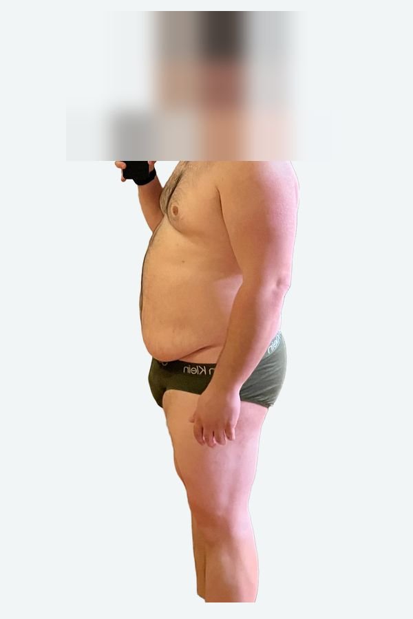 Álex antes, de lado, con la cara pixelada