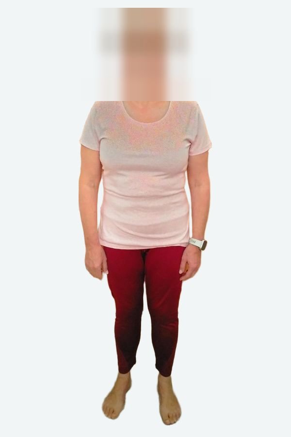 Beatriz ahora, de frente, con la cara pixelada
