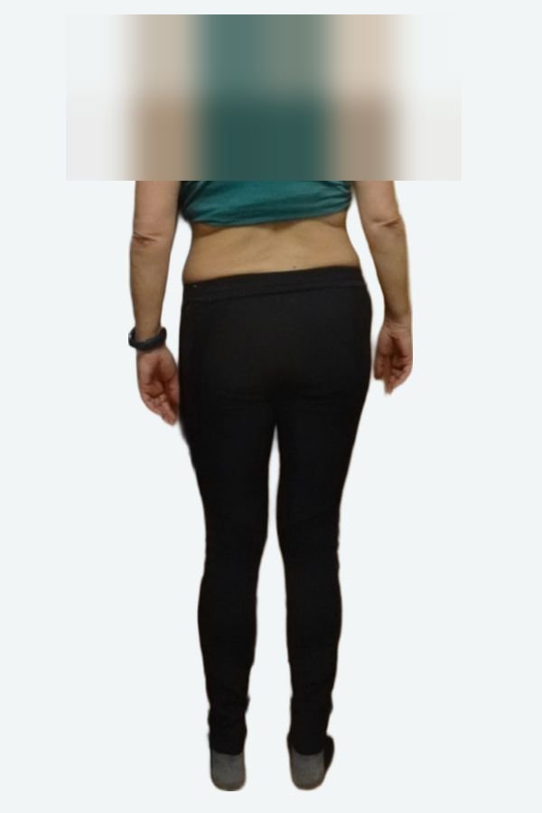 María antes, de espaldas, con la cara pixelada