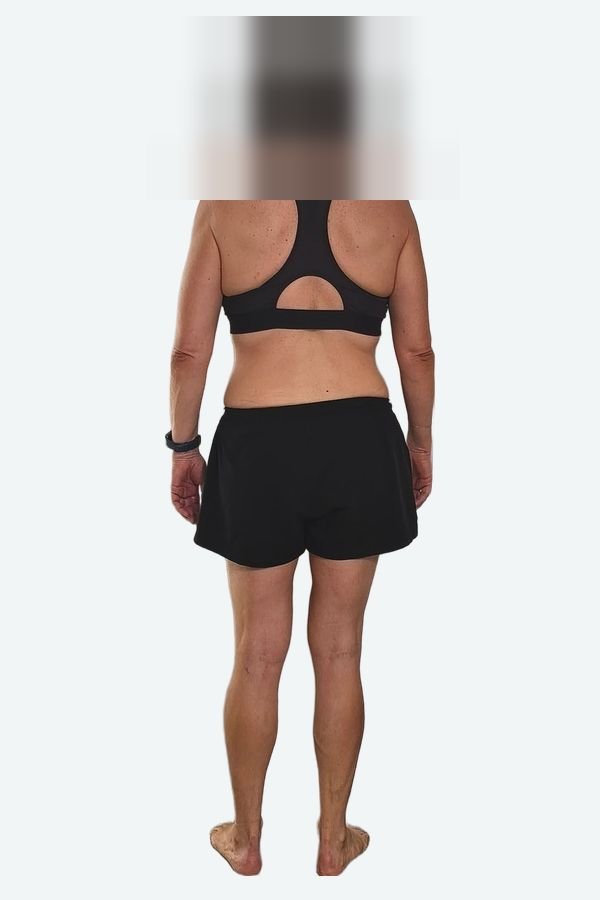 María ahora, de espaldas, con la cara pixelada