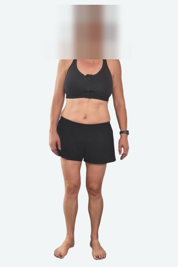 María ahora, de frente, con la cara pixelada