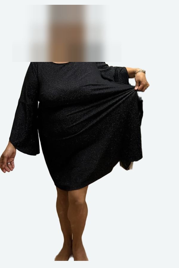 Sonia ahora, con el mismo vestido, sujetándolo por un lado para enseñar cuánto le sobra. La cara, pixelada
