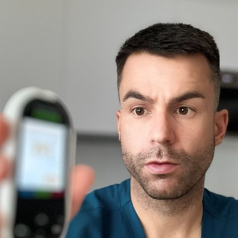 Pablo Berna sosteniendo un glucómetro