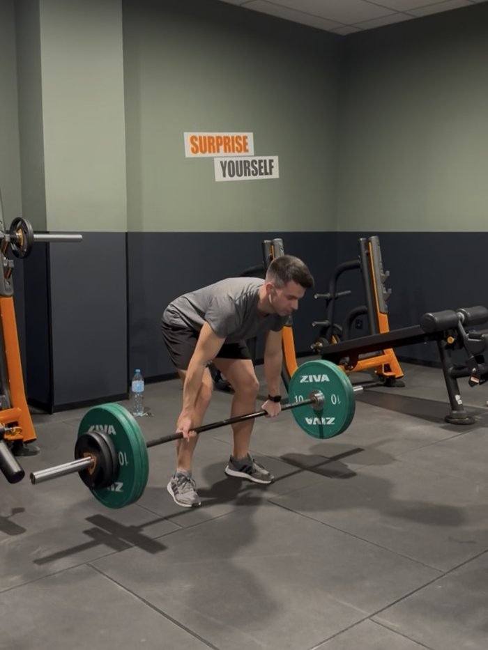 Pablo Berna levantando una barra con discos en el gimnasio