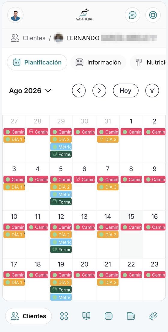 Calendario de la app con la semana de un cliente: caminatas, tres días de entrenamiento, métricas y formularios